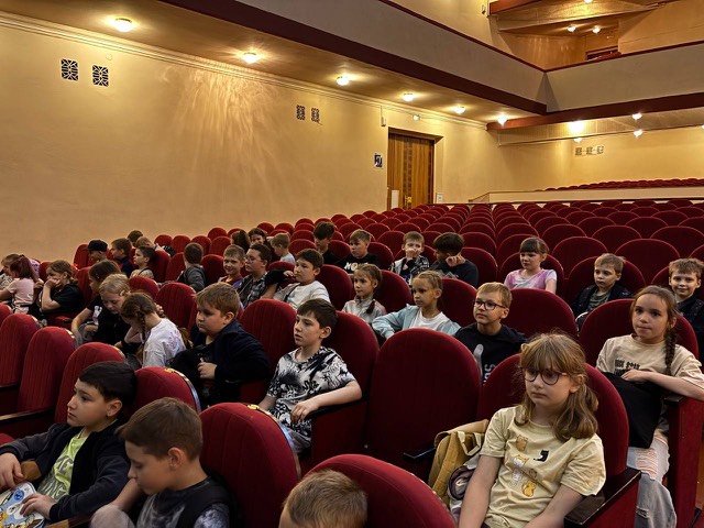 Сегодня воспитанники детского лагеря с дневным пребыванием «Солнышко» посетили дворец культуры Россия и посмотрели художественный фильм «Каруза».