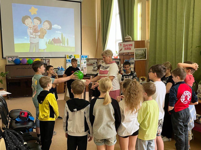 Несмотря на пасмурную погоду в ДОЛ с дневным пребыванием «Солнышко» тепло, весело и задорно.